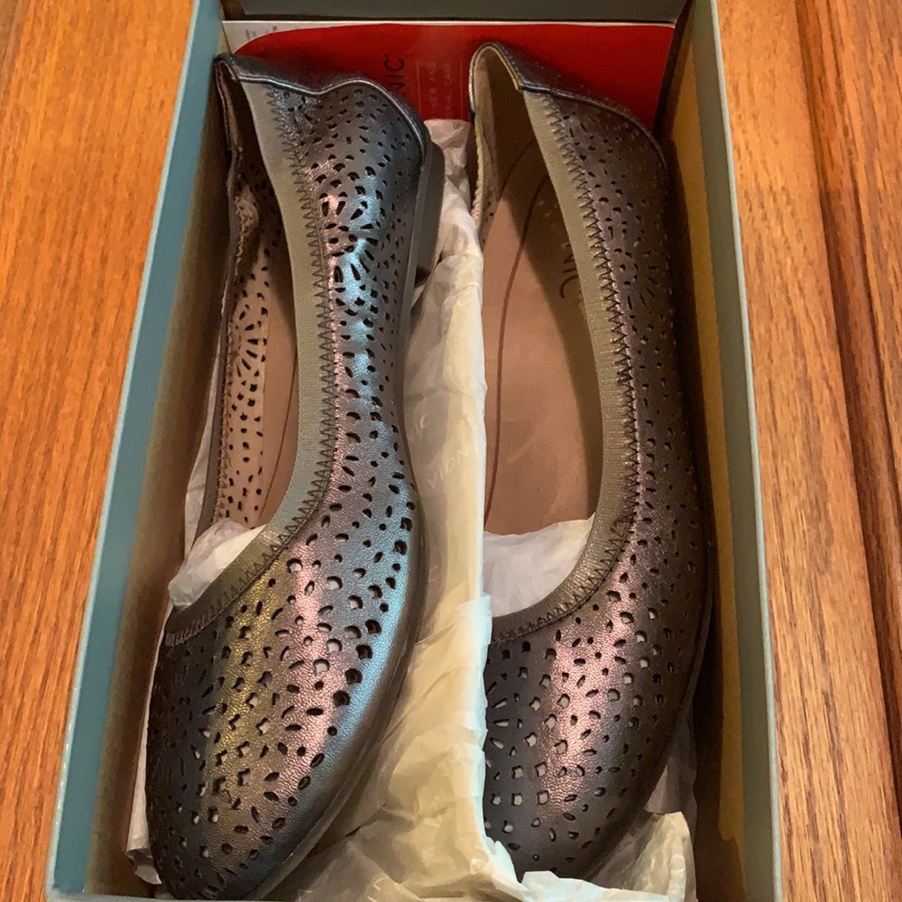 Like New In Box Vionic Pewter Robyn Style Flats - image 5